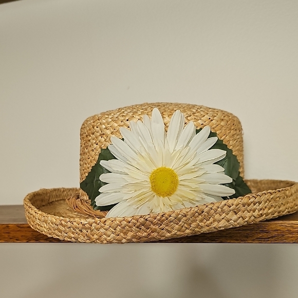 Vintage Chic Straw Hat with White Daisy Detail​ - Picture 2 of 5
